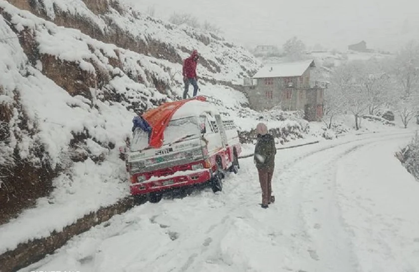 हिउँ जमेपछि कर्णाली राजमार्गको सातमोडमा सडक अवरुद्ध