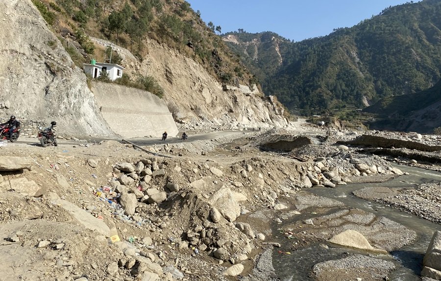क्षतिग्रस्त बिपी राजमार्गमा अस्थायी सडक बनाइँदै
