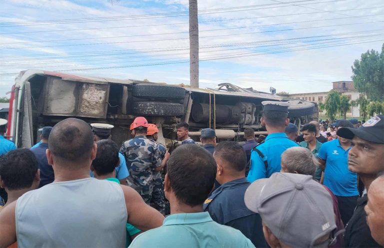 दमकमा बस दुर्घटना, एक जनाको मृत्यु, २१ घाइते