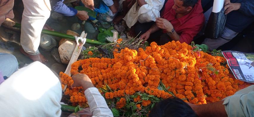 महाकालीको किनारमा विपीनको दाहसंस्कार
