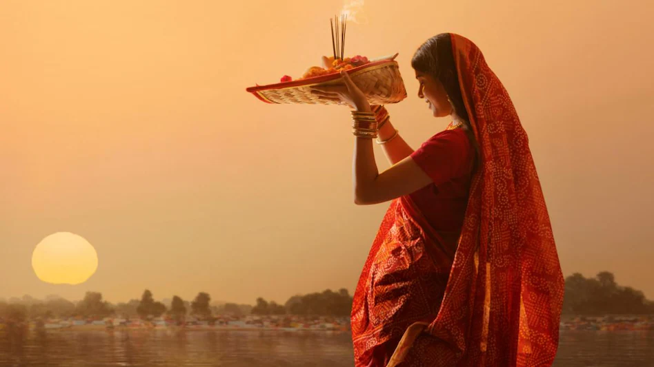 छठ पर्वको मुख्य दिन : अस्ताउँदो सूर्यलाई विधिपूर्वक अघ्र्य दिइँदै