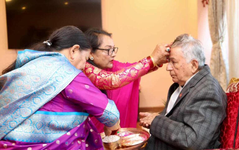 राष्ट्रपति पौडेलबाट शुभसाइतमा बहिनीहरूबाट तिहारको टीका ग्रहण