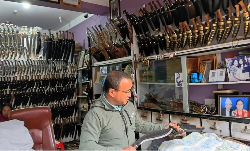 भोजपुरमा बन्छन् पाँच सयदेखि ५२ हजारसम्मका ‘भोजपुरे खुकुरी’