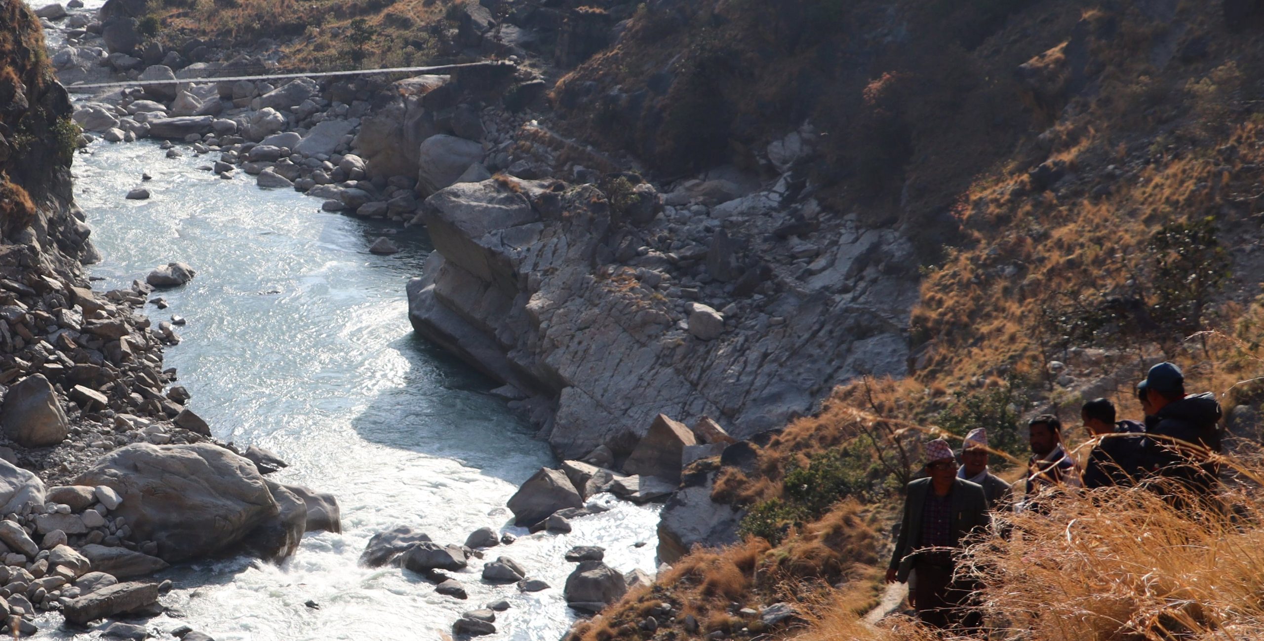 नदीमा जिप खस्दा तीन जनाको मृत्यु