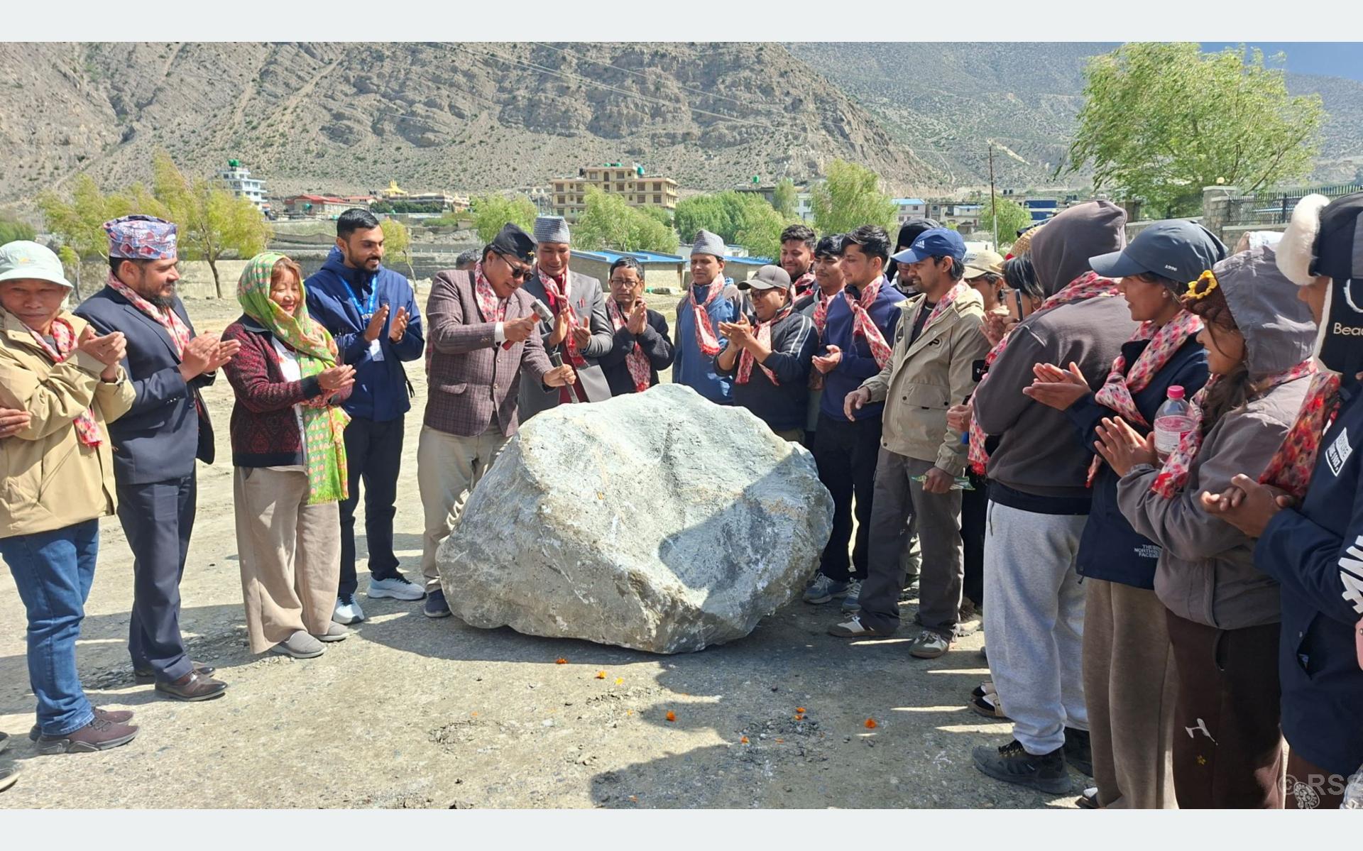 ढुङ्गा ढुङ्गामा कोरिँदै मूर्तिकला