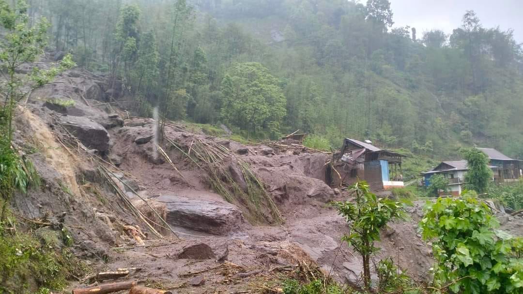 बाढीपहिरोले चार परिवार विस्थापित, जलविद्युत् आयोजनामा क्षति