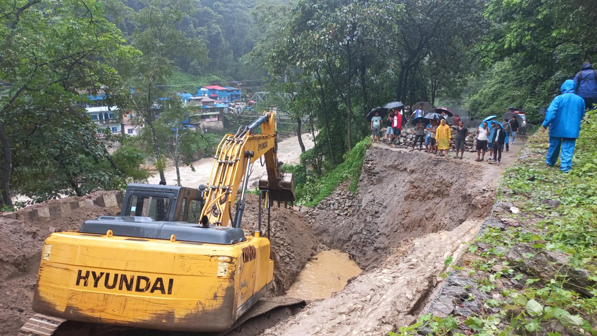 पहिरोले मेची राजमार्गको राजदुवाली खण्ड अवरुद्ध