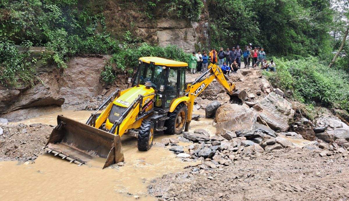 पहिरो, बाढी र वर्षाका कारण देशका विभिन्न राजमार्ग अवरुद्ध