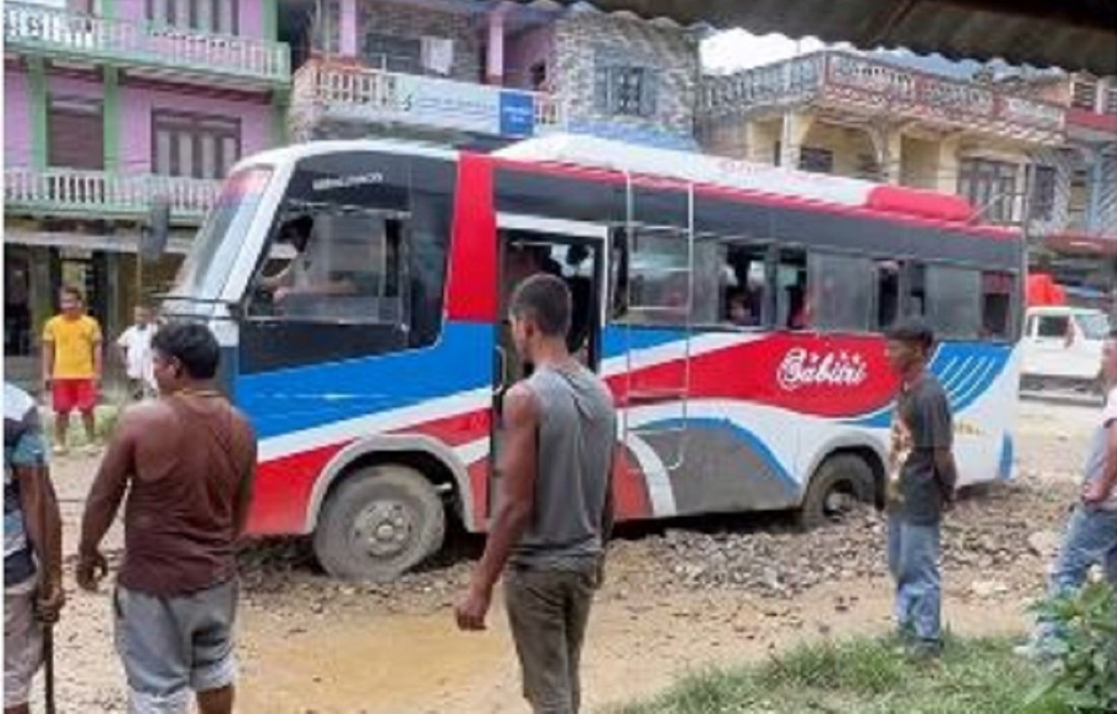 मार्ग खुलेको ५४ वर्षसम्म सडक स्तरोन्नति हुन नसक्दा यात्रु कष्टपूर्ण यात्रा गर्न बाध्य