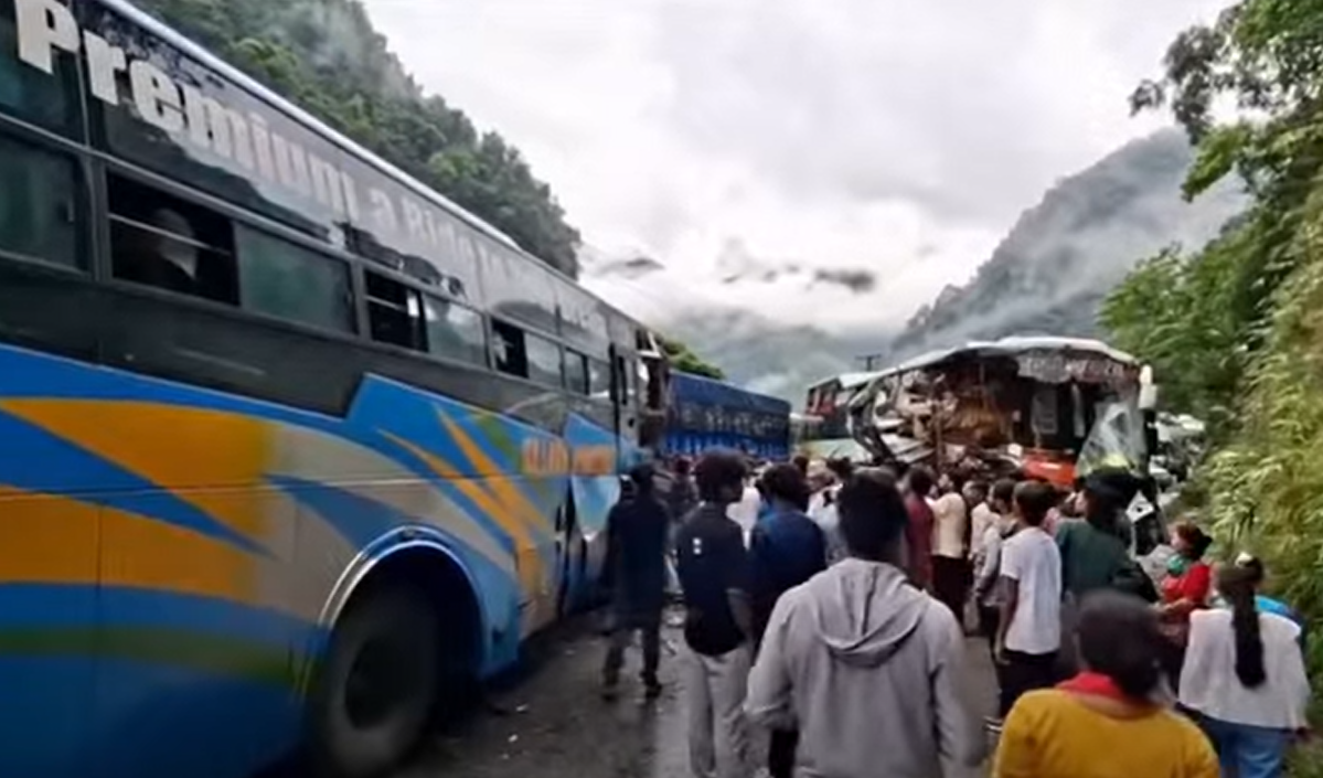 जलबिरेमा दुई बस र ट्रक ठोक्किँदा ३० जना घाइते