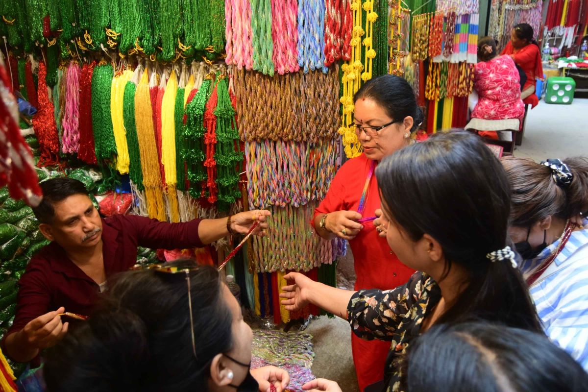 साउन लागेसँगै हरियो चुरापोतेको व्यापार बढ्यो