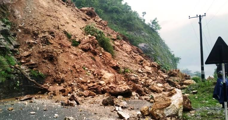 फिस्लिङमा पहिरो जाँदा सडक अवरुद्ध