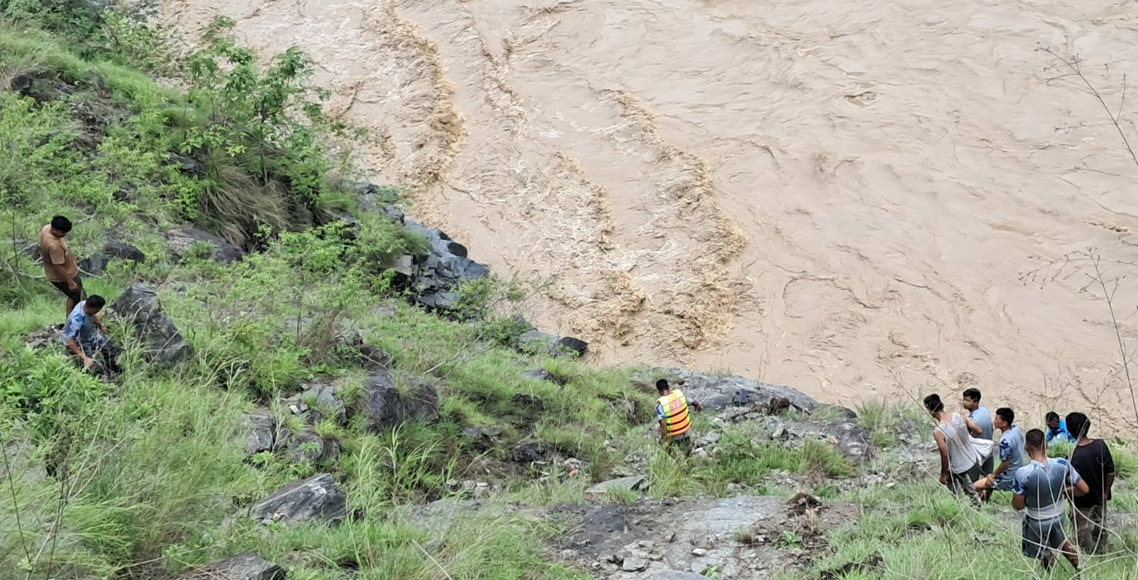 कर्णालीमा खसेको गाडीमा १४ जना सवार रहेको अनुमान