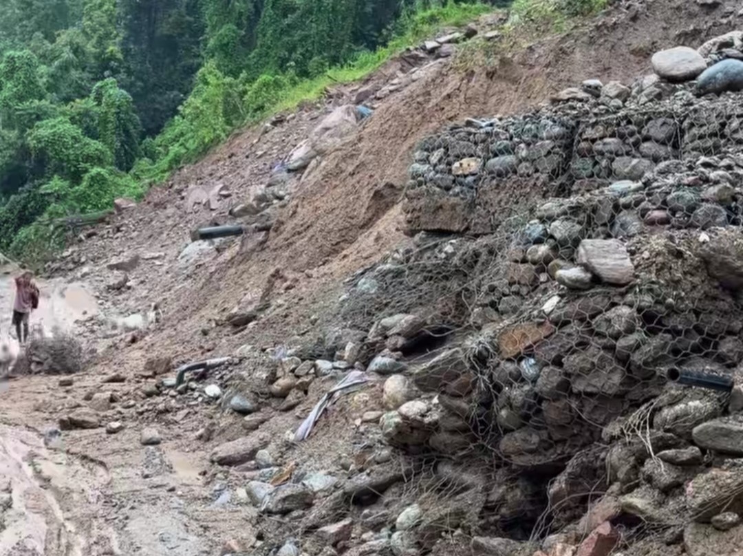 पहिराले मेची राजमार्ग अवरुद्ध