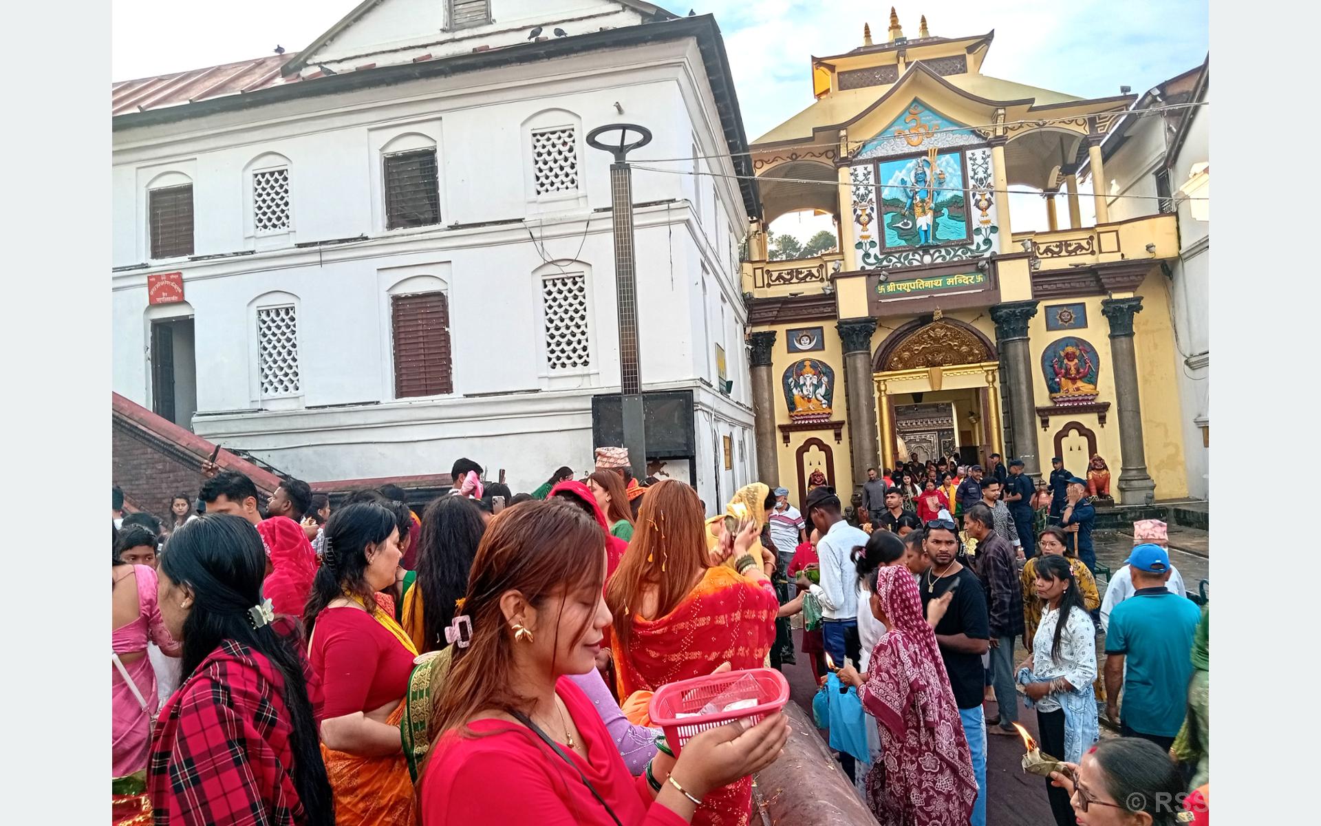 साउनको पहिलो सोमबार, पशुपतिनाथमा बिहानैदेखि दर्शनार्थीको घुइँचो