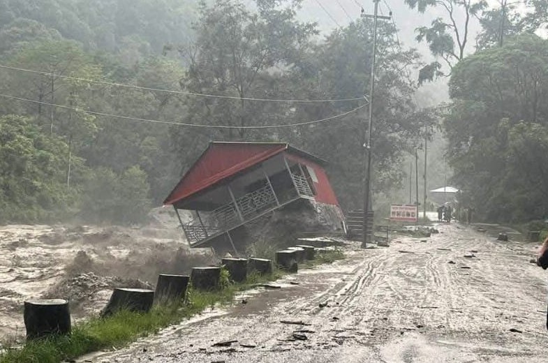सेनाको सहयोगमा बाढीले बगाएको वीरेठाँटी–घान्द्रुक सडक पुनर्निर्माण गरिँदै