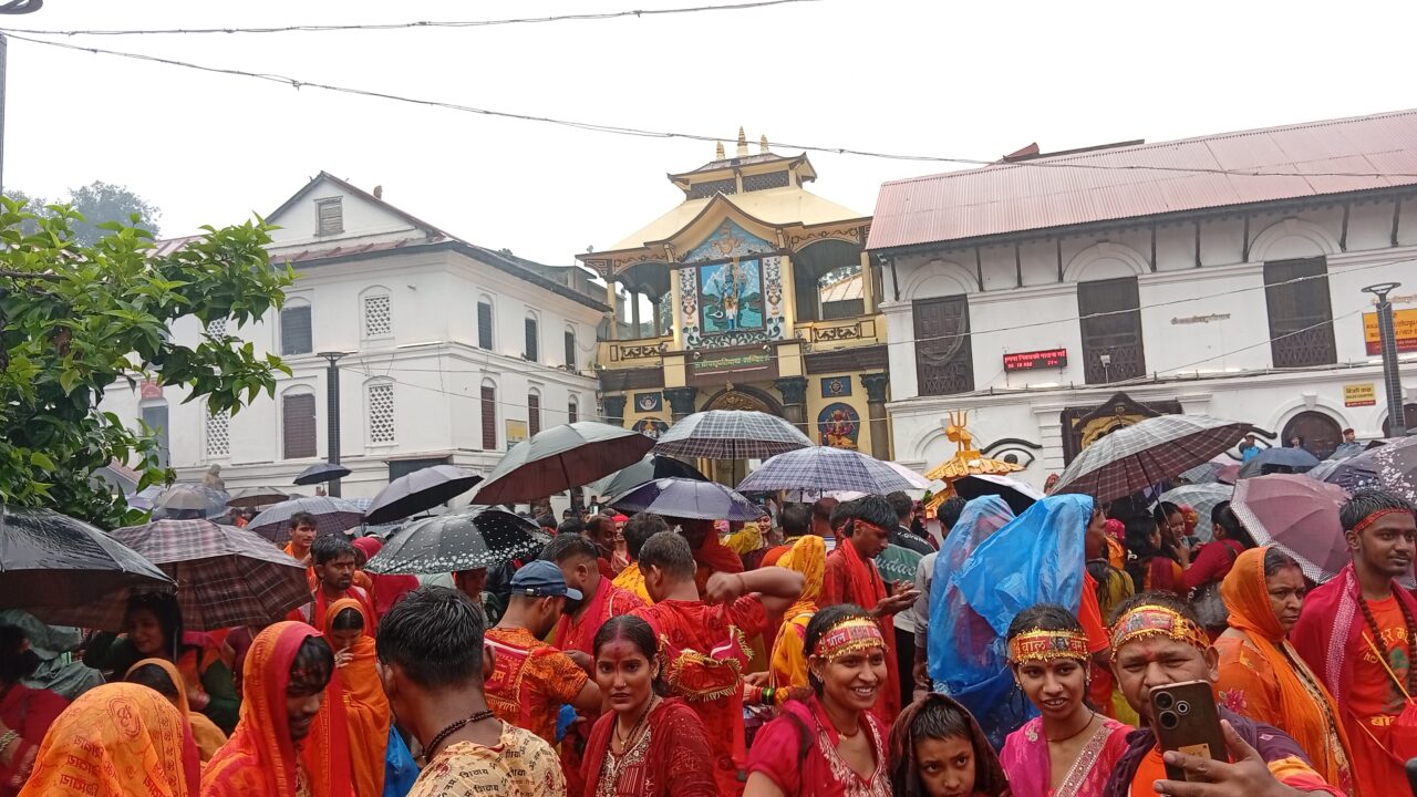 पशुपतिनाथमा दर्शनार्थीको ओइरो