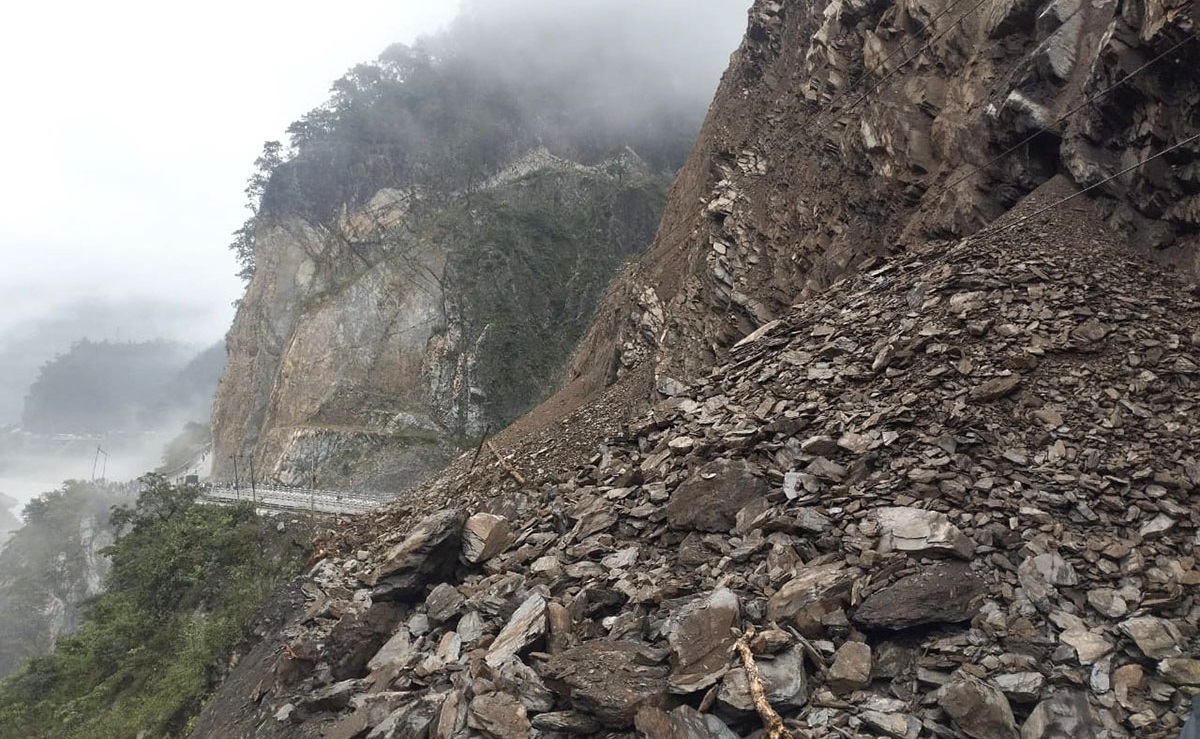 पहिरो र बाढीका कारण देशका विभिन्न राजमार्ग अवरुद्ध