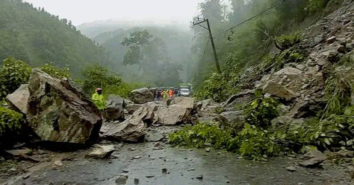 पहिरो र बाढीले विभिन्न सडकमा यातायात प्रभावित