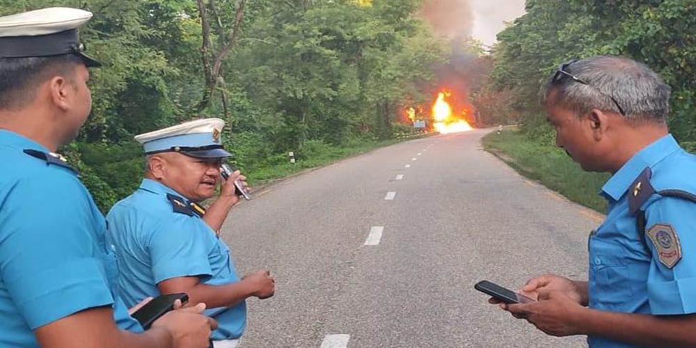 पेट्रोल बोकेको ट्याङ्करमा आगलागी