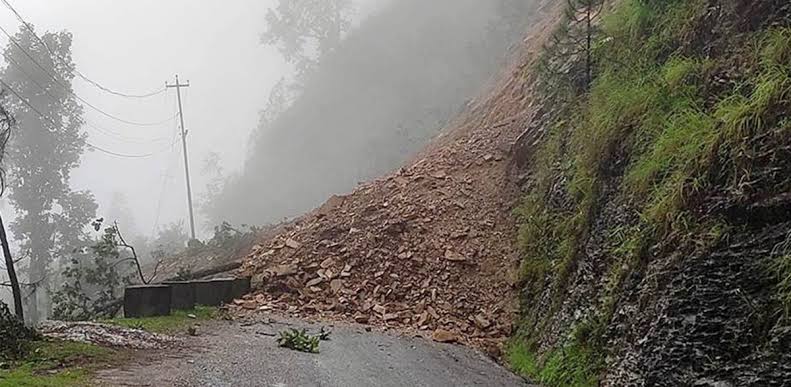 वर्षाले विभिन्न सडक अवरुद्ध