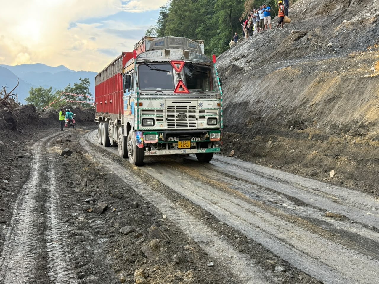 कृष्णभीरमा नयाँ ट्याक अन्तिम चरणमा : असोज १ गतेदेखि यातायात सञ्चालनको तयारी
