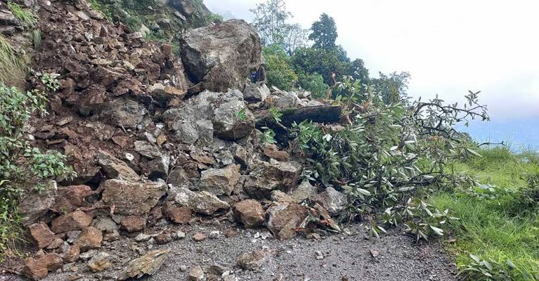 छारेभिरमा पहिरो खसेपछि कर्णाली करिडोर ठप्प