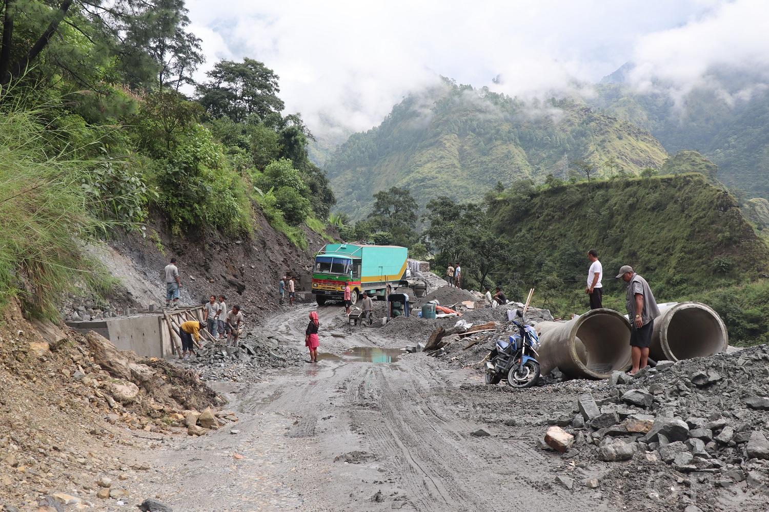 बेनी–जोमसोम सडक : पहिरो प्रभावित क्षेत्रमा स्तरोन्नति तीब्र