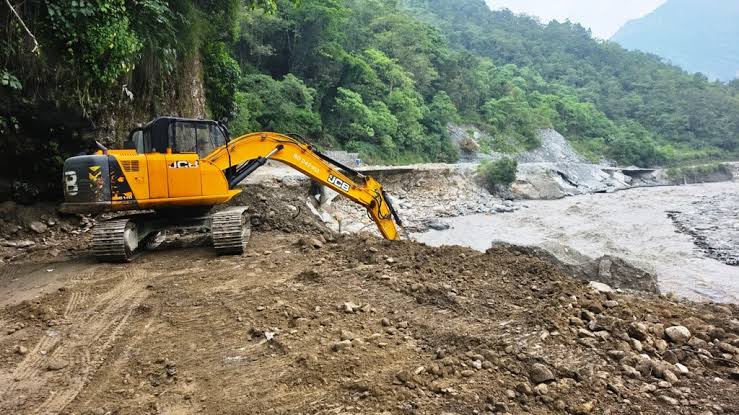 कोरला नाका जोड्ने सडकका विभिन्न खण्डमा मर्मत तीव्र
