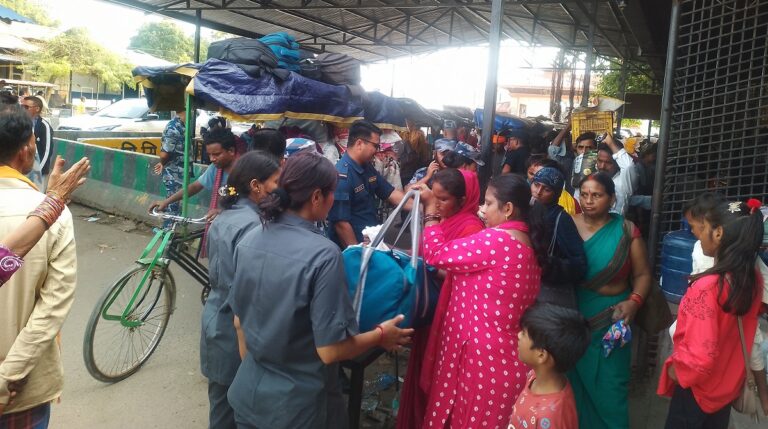 दसैँ मनाउन जमुनाहा नाका हुँदै स्वदेश फर्किनेको भीड