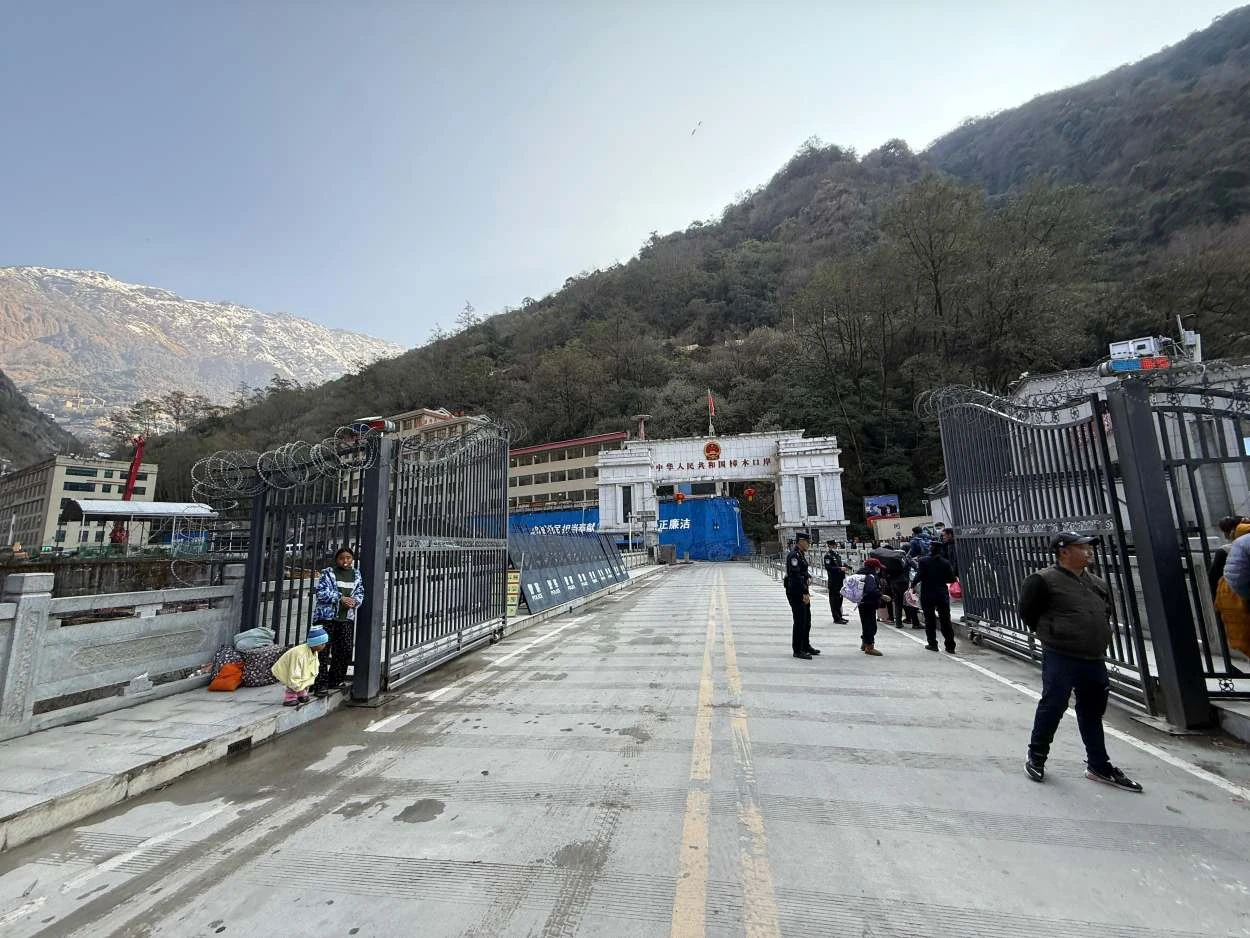 तातोपानी नाका नियमित सञ्चालनको माग, दुई दिनमा जम्मा १० कन्टेनर नेपाल भित्रिए