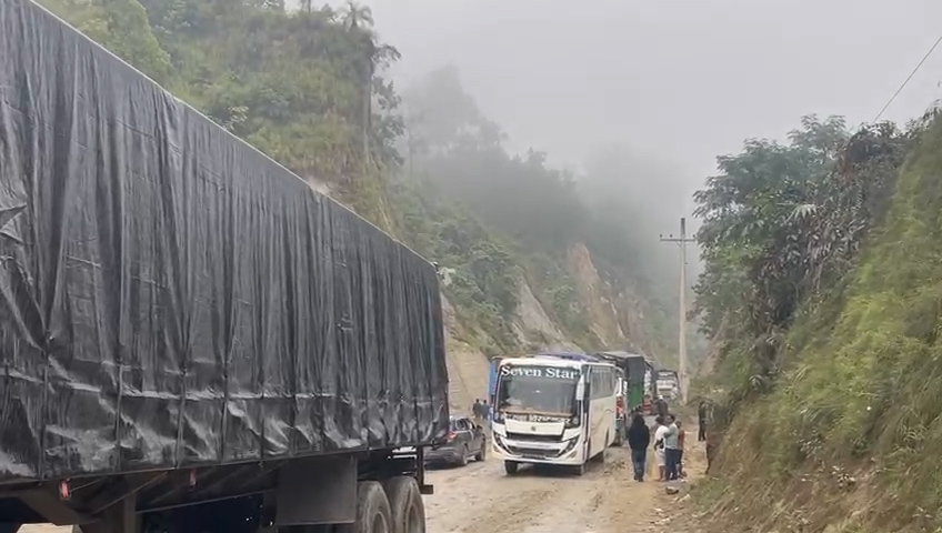 बेमौसमी वर्षा : दाउन्नेमा सडक अवरुद्ध