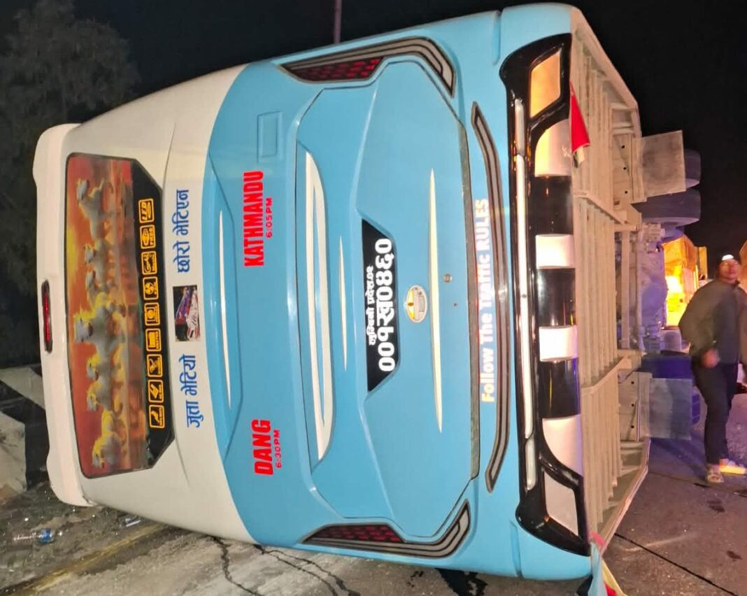 नारायणगढ–मुग्लिन सडकखण्डमा बस दुर्घटना हुँदा ४० जना घाइते