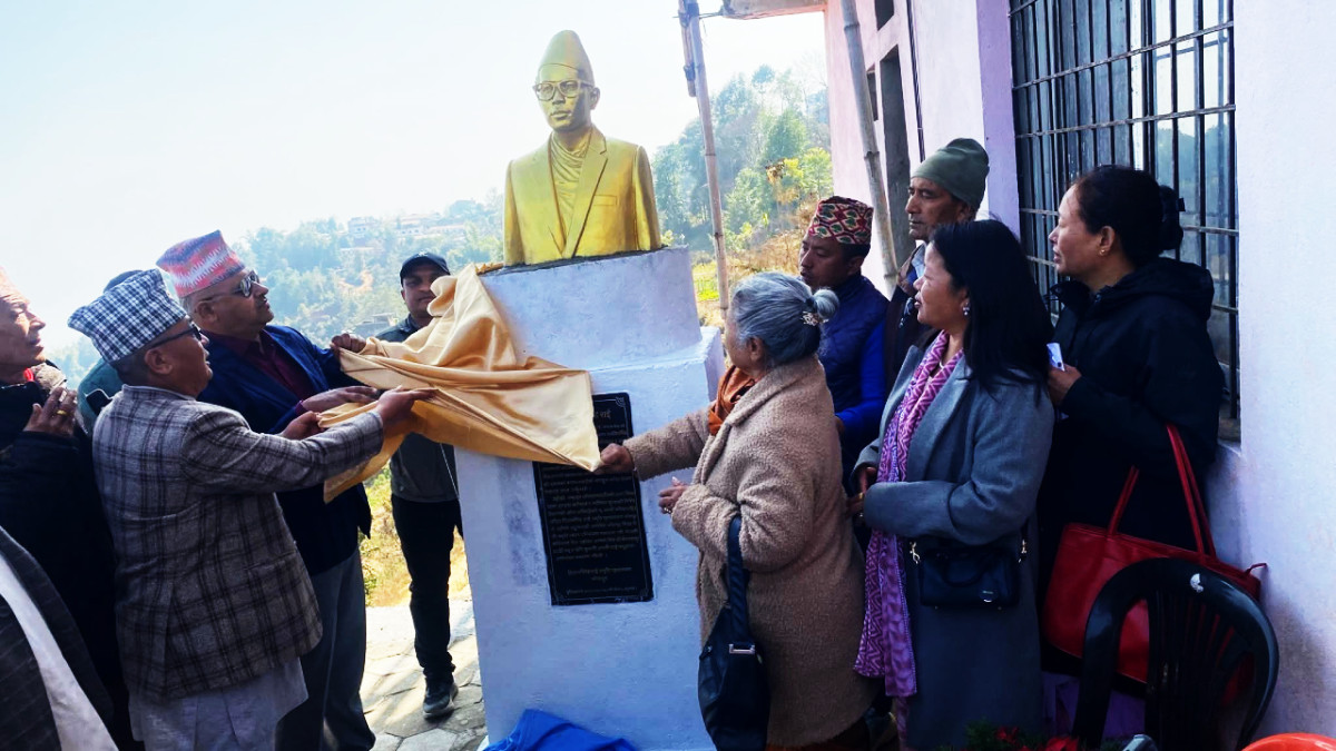 प्रजातान्त्रिक योद्धा राईको शालिक अनावरण