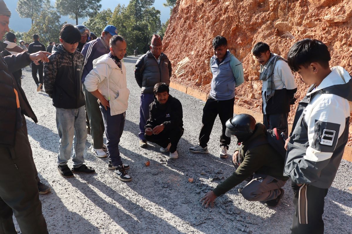 ‘बिटुमिन’ जम्न नपाउँदा कालोपत्र भएको सडक भत्कियो