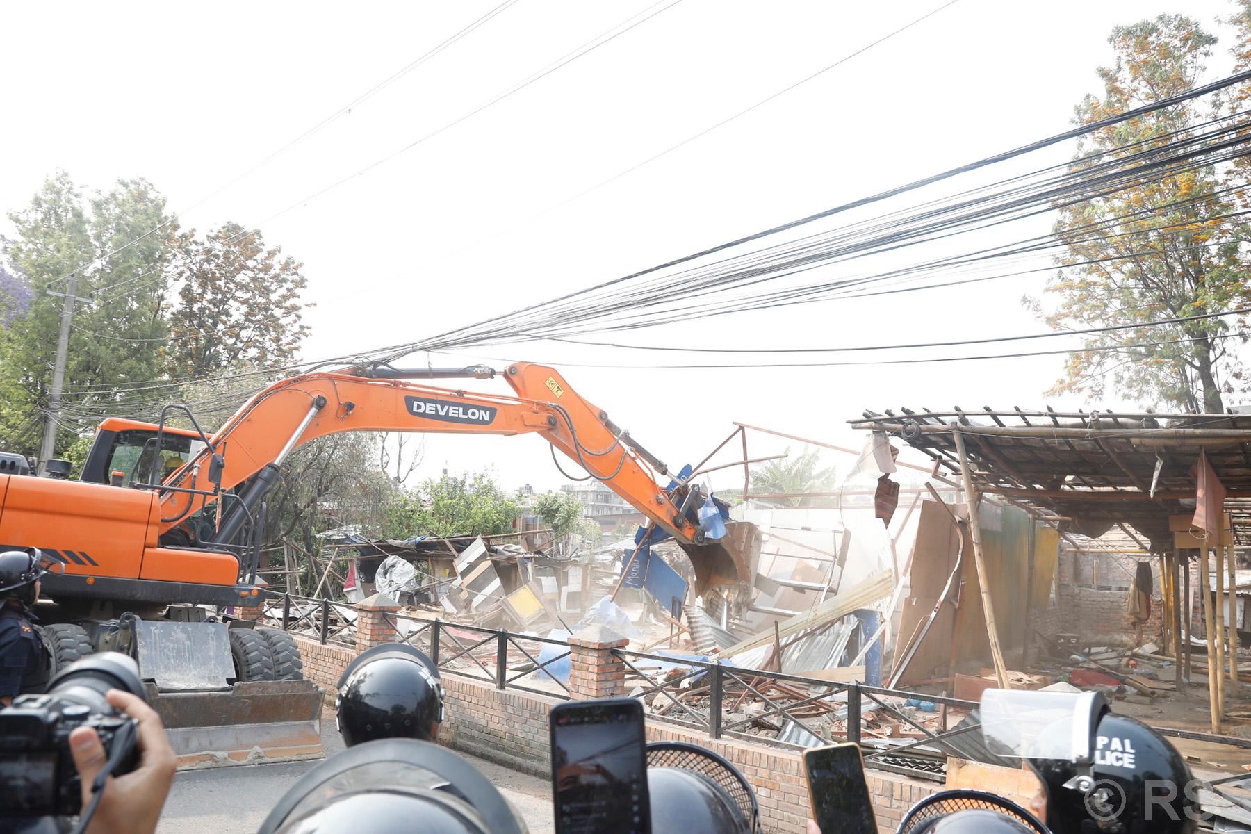 थापाथलीको सुकुमबासी बस्ती खाली गरियो