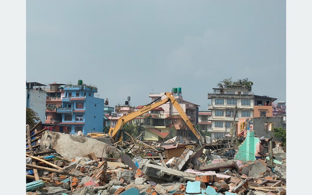 गैरीगाउँ क्षेत्रमा अतिक्रमण गरी निर्माण गरिएका सबै ठूला घर भत्काइयो