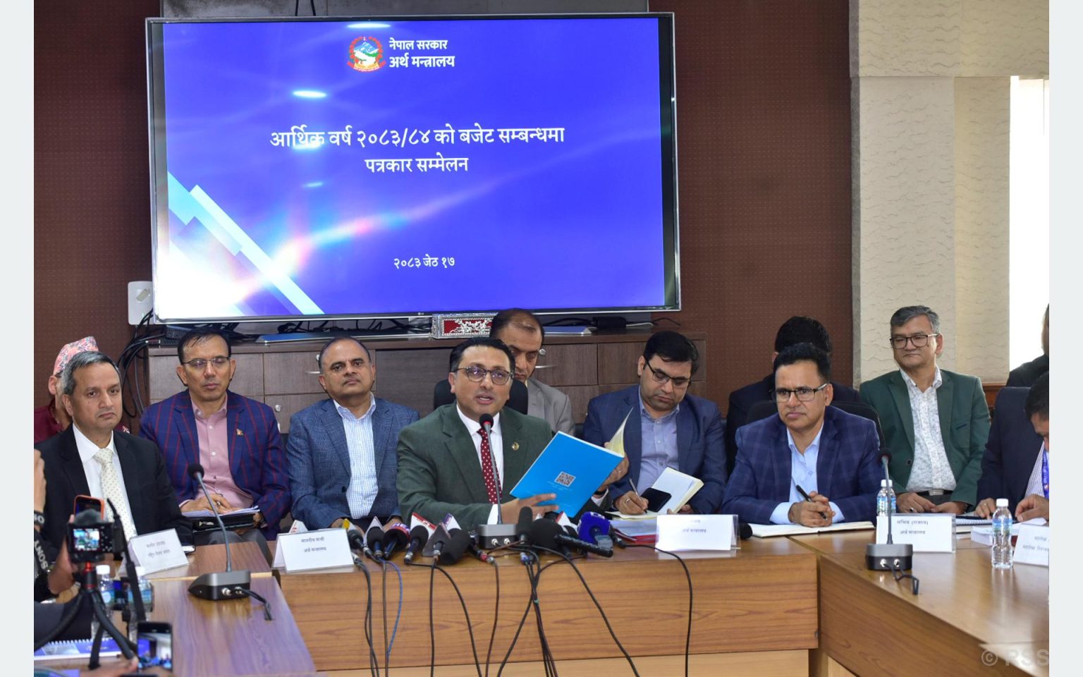 उपभोक्तालाई ‘लट्री टिकट’बाटै लखपति बनाउँछौँः अर्थमन्त्री डा वाग्ले