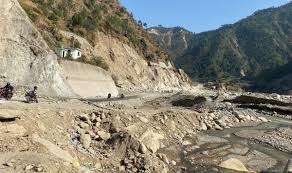 बिपी राजमार्गको रोशी क्षेत्रमा सवारी आवागमन बन्द