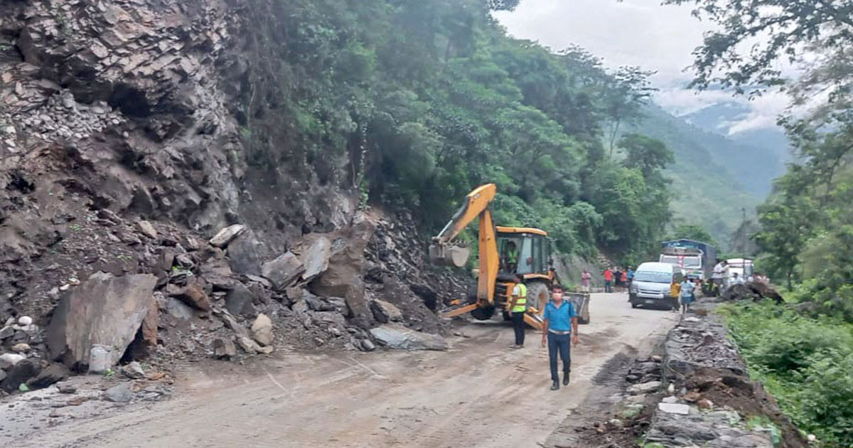 पहिरो जोखिम हटाउन तुइन खोलामा सडक रोकेर ढिस्को काटिने