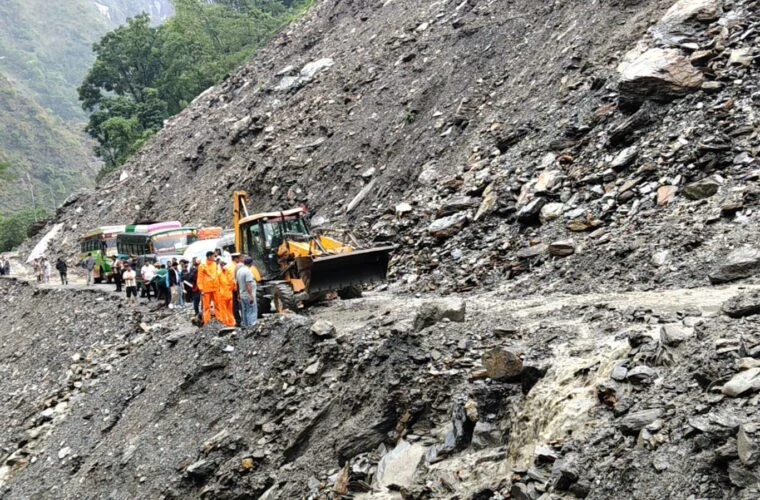 वर्षा र पहिरोले एक दर्जन सडक प्रभावित, नौ राजमार्ग पूर्ण रूपमा अवरुद्ध