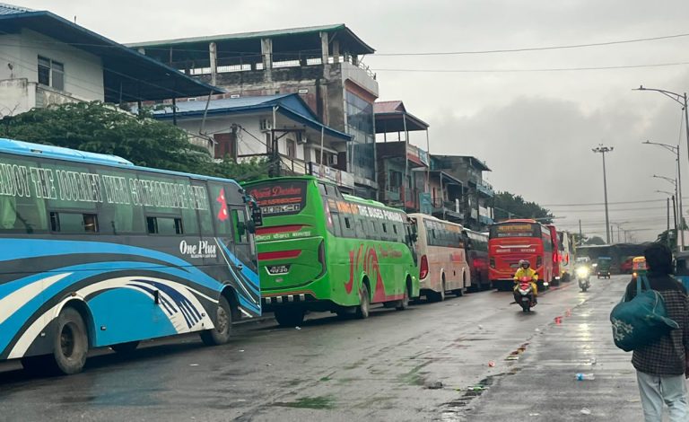 सडक अवरुद्ध भएपछि भैरहवामा दर्जनौँ बस रोकिए