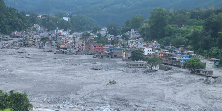 भोटेकोशी बाढीः छ सय ७७ यातायात मजदुर सम्पर्कविहीन