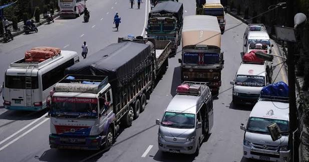 काठमाडौँ जोड्ने राजमार्ग बन्दः रोकिए सार्वजनिक बस