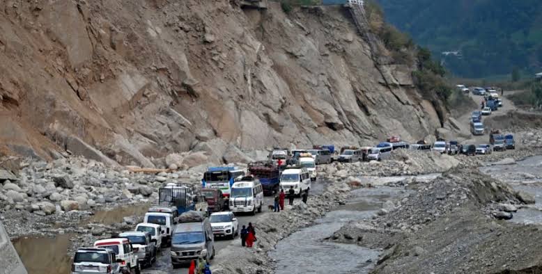 भारी वर्षालाई लक्षित गर्दै प्रमुख राजमार्गमा राति सवारी चलाउन रोक