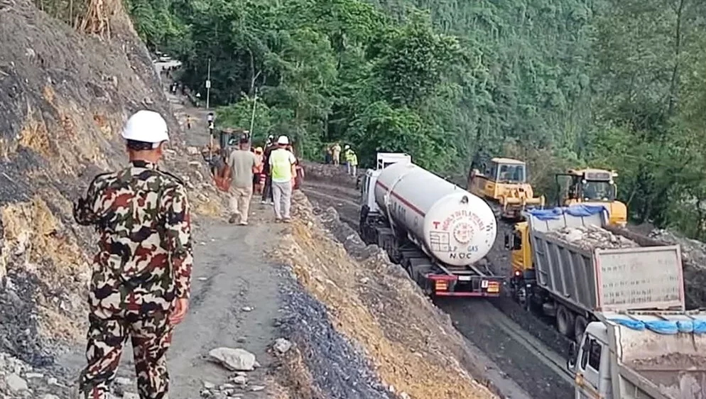 अठार दिनपछि कृष्णभिरको सडकमा दुईतर्फी यातायात सेवा सञ्चालन