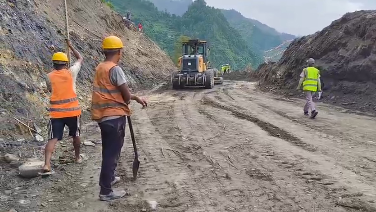 कृष्णभीरमा खोलिएको ट्र्याकमा ग्राभेल गर्न थालियो