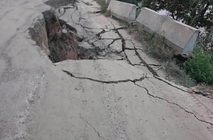 सडक भासिएपछि पृथ्वी राजमार्गमा सवारी आवागमन बन्द
